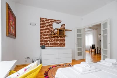 Sofia's Vintage Gem: Spacious 2BD Flat on Solunska