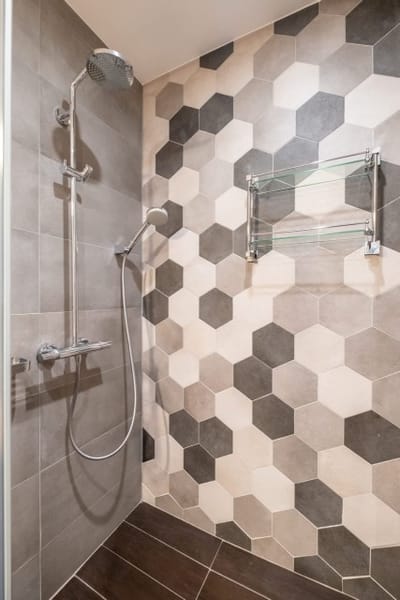 High-end Designer 2BR Aprt + Lift&Balconies