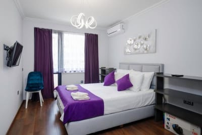 Feel at Home - Central 2BD Flat with Parking