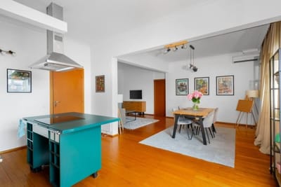 Charming 2BD Apartment in the Heart of the City