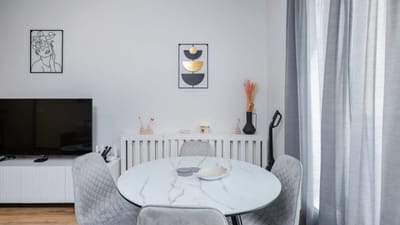 Fresh & Modern Apartment with Balcony