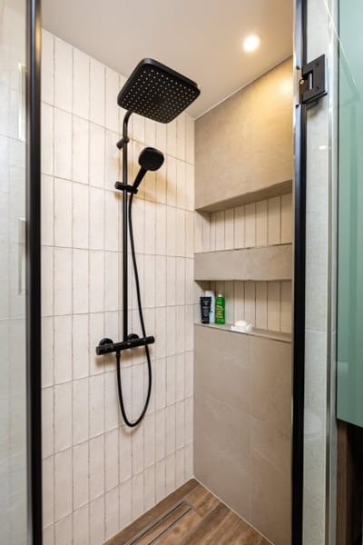 Stylish 1BD with Desk in Karshiaka