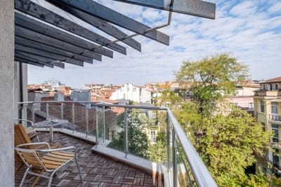 High-end Designer Aprt - AC & Lift & Balcony