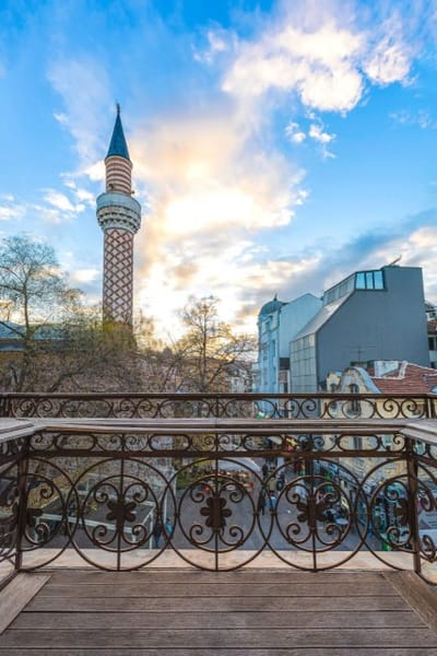 1BD Apartment with a Cute Balcony in Kapana