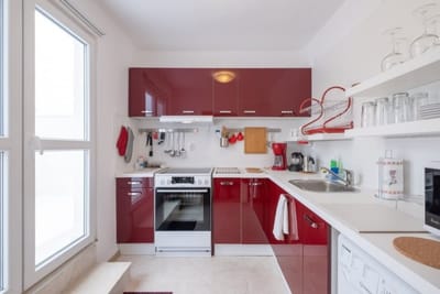 LZ Spacious One Bedroom Apartment in Top Centre