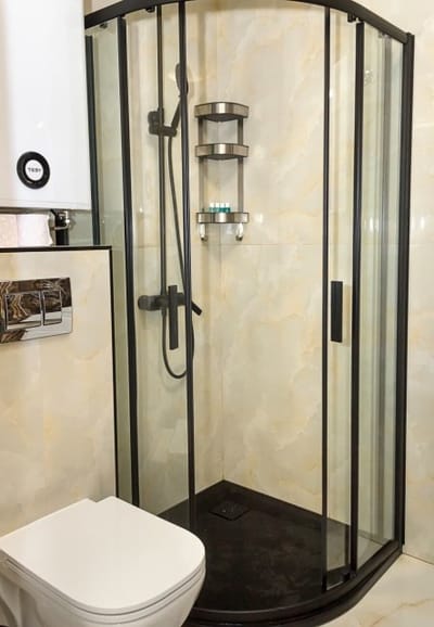 New Black & White Flat 5 Min Away From Sea Garden