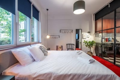 One Bedroom with Parking - Women's Market