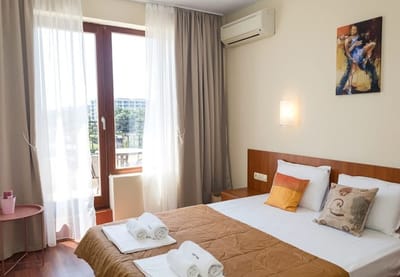 Beachfront Bliss-1BR Sea View Flat in Golden Sands