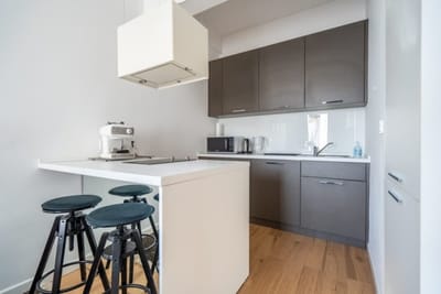 Elegant Getaway Near Iconic Eagles' Bridge