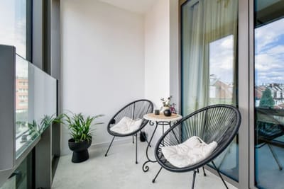 Modern & Quiet 1BR Near Center + Private Parking