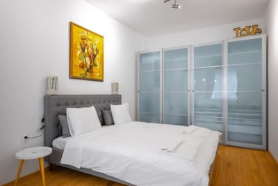 Modern 2BD Flat with Prime Location and Workspace