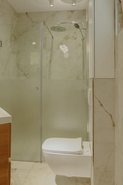 Elegant Escape - High Ceilings, Balcony & Piano