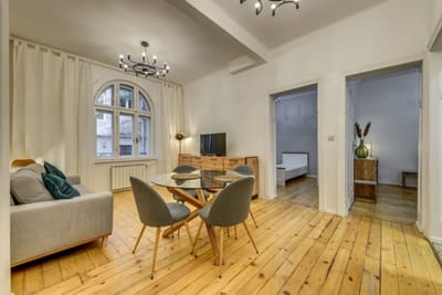 Classic Charm ~ 2BD Central Apartment