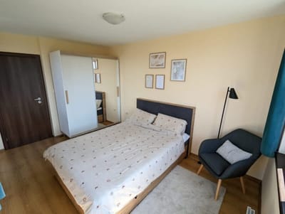 Stylish 2BD Apartment with Panoramic Mountain View