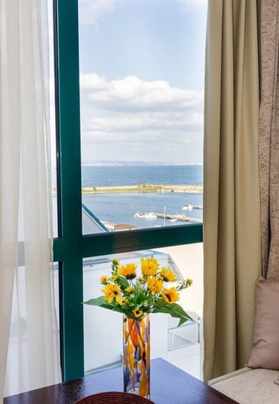 Sunny Studio in Hotel Berlin, Steps from the Beach