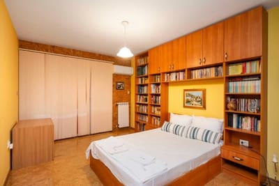 Vintage and Cozy 2BD Apartment in Prime Location