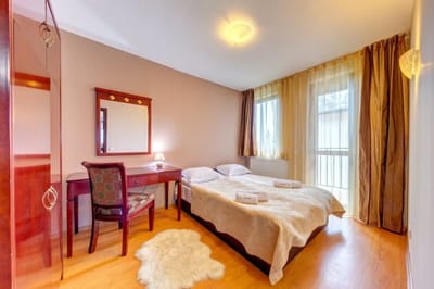 Colorful Retreat  1BD next to the slopes