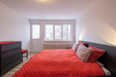 LZ Spacious One Bedroom Apartment in Top Centre