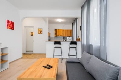 Central 1BD with Workspace & Subway Access