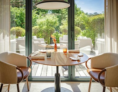 Le Corot restaurant - A Michelin star restaurant in the vaults of the property, with an elegant setting