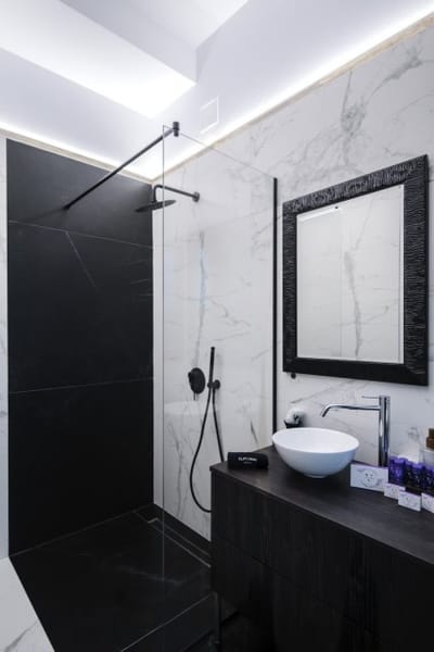 Exquisite Penthouse: Luxe Living with City Views