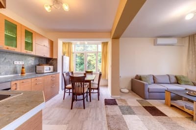 Bright retreat with Balcony & Mountain Views