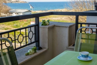 Green Life One-Bedroom Apartment with Sea View