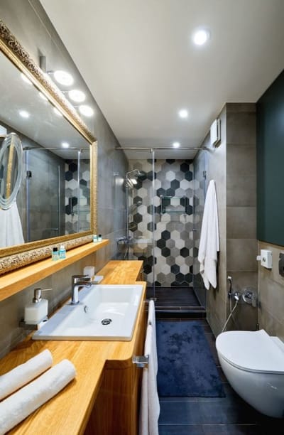 High-end Designer 2BR Aprt + Lift&Balconies