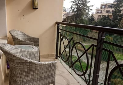 Cozy 2BD Flat with Balcony and Workspace