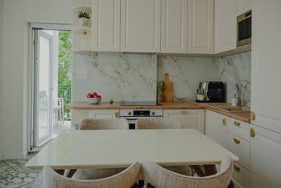 Elegant Escape - High Ceilings, Balcony & Piano