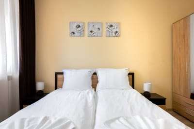 Nomad Haven: 1BD Flat with Balcony near the Center