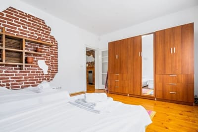 Sofia's Vintage Gem: Spacious 2BD Flat on Solunska