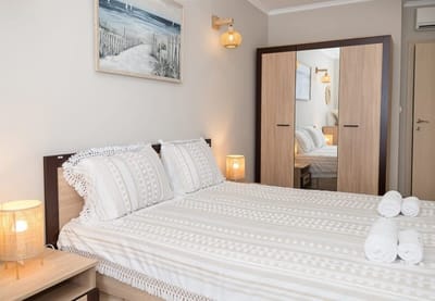 Seaside Bliss: Elegant 1BD with Stunning View