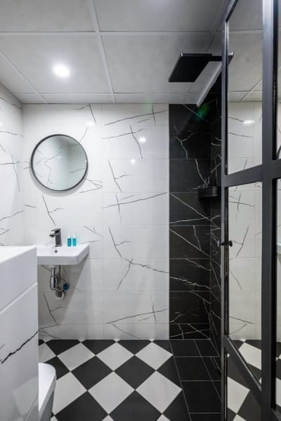 One Bedroom with Parking - Women's Market