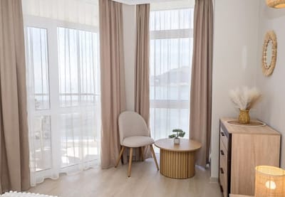 Seaside Bliss: Elegant 1BD with Stunning View