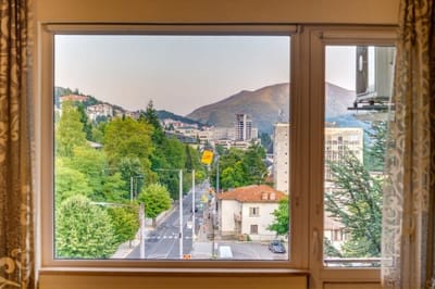 Bright retreat with Balcony & Mountain Views