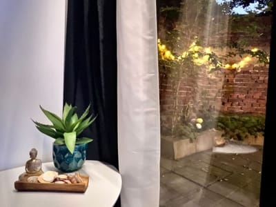 Urban Oasis: Modern Studio with Private Garden