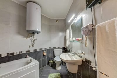 Bright and Spacious 2-BDR Apartment with Balcony