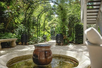 Le Corot restaurant - A Michelin star restaurant in the vaults of the property, with an elegant setting