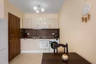 Nomad Haven: 1BD Flat with Balcony near the Center