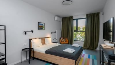 Aviva City Stay – 3 Private Studios Downtown