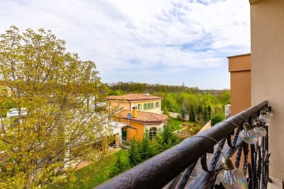 Magnolia Gardens - 1BD with Balcony & Parking