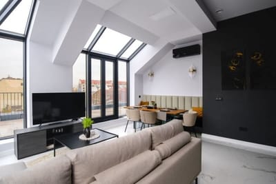 Exquisite Penthouse: Luxe Living with City Views