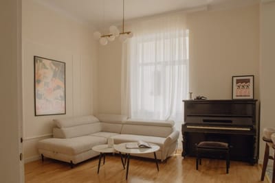 Elegant Escape - High Ceilings, Balcony & Piano