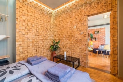 2 BDR & 2 BTHR Funky Apartment / Supreme Location