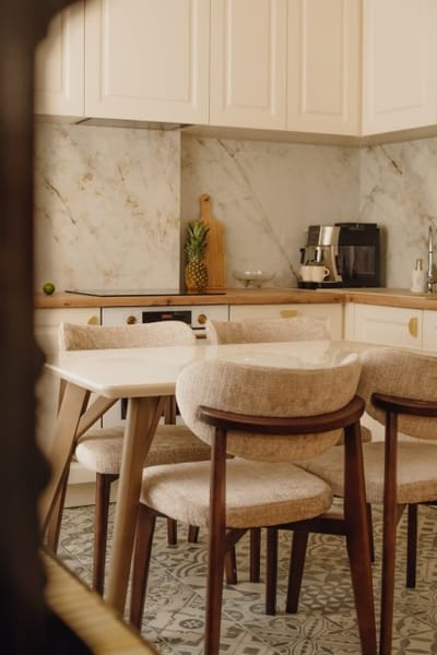 Elegant Escape - High Ceilings, Balcony & Piano