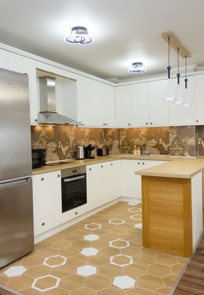 2BD Home In The Heart Of Varna with Parking - Gold