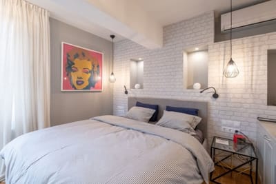 High-end Designer Aprt - AC & Lift & Balcony