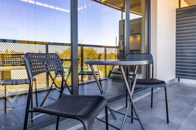 Bright Windowed Studio 10 mins to the City Centre