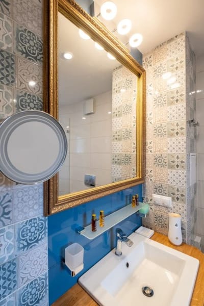 High-end Designer Aprt - AC & Lift & Balcony